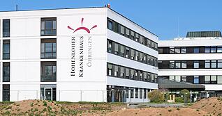 Direkt vor dem bestehenden Kliniktrakt entsteht in südlicher Richtung der Krankenhausneubau in Öhringen. Baustart für den viergeschossigen Kubus mit 205 Betten ist im Frühjahr 2022. 
Foto: Reichert