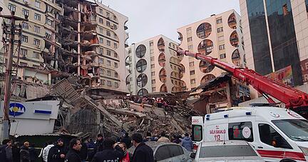Rettungskräfte versuchen, verschüttete Bewohner in einem eingestürzten Gebäude in Diyarbakir zu erreichen. Rettungskräfte versuchen, verschüttete Bewohner in einem eingestürzten Gebäude in Diyarbakir zu erreichen.