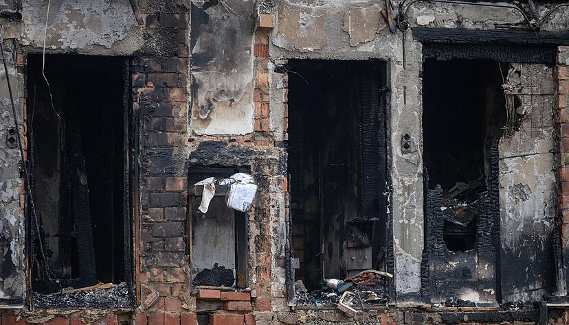 Nach der verheerenden Explosion eines Wohnhauses mit einer Toten gehen die Arbeiten am Unglücksort weiter.