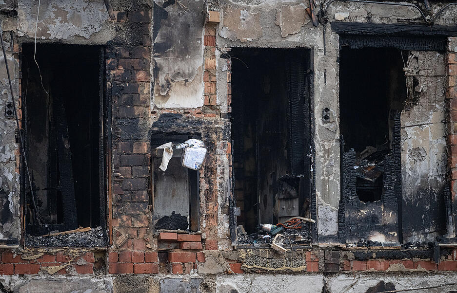 Nach der verheerenden Explosion eines Wohnhauses mit einer Toten gehen die Arbeiten am Unglücksort weiter.