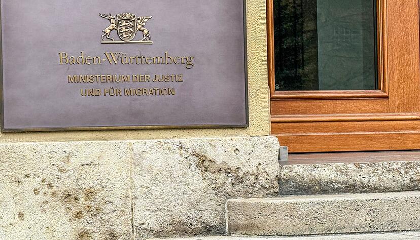 Hausdurchsuchungen, Haftbefehle und brisante Vorwürfe: Wie tief reicht der Korruptionsskandal bei der Stuttgarter Staatsanwaltschaft? Politiker fordern im Landtag Aufklärung. Hausdurchsuchungen, Haftbefehle und brisante Vorwürfe: Wie tief reicht der Korruptionsskandal bei der Stuttgarter Staatsanwaltschaft? Politiker fordern im Landtag Aufklärung.