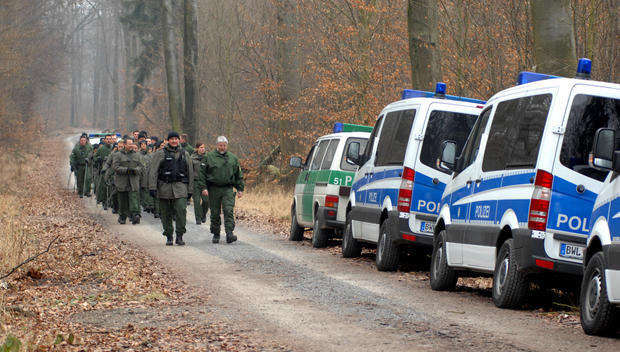 Eine Hundertschaft der Bereitschaftspolizei durchkämmt am 27. Januar das Gelände nach Spuren. Eine Hundertschaft der Bereitschaftspolizei durchkämmt am 27. Januar das Gelände nach Spuren.