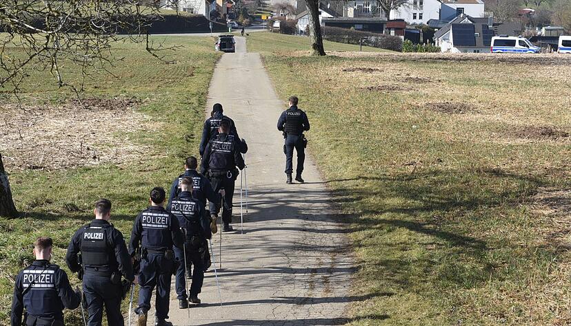 Die Polizei ermittelt, nachdem eine Spazierg&auml;ngerin auf einer Wiese in Steinen (Landkreis L&ouml;rrach) einen toten S&auml;ugling entdeckt hat.