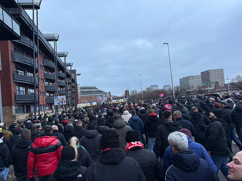 Es ist das Hinspiel der Europa-League-Playoffs. Vielleicht ist deshalb die Stimmung weniger ausgelassen.