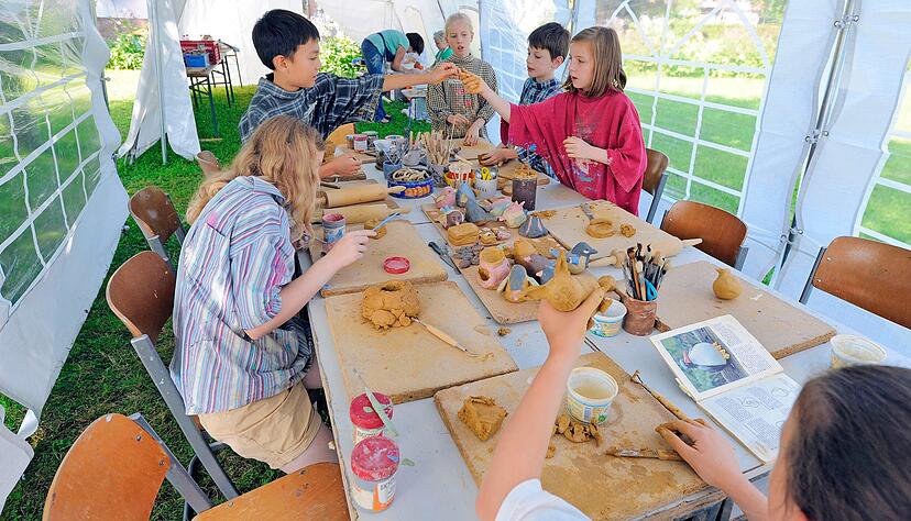 Eines von vielen Angeboten: Zum Kunstsommer im Botanischen Obstgarten kommen Kinder und Jugendliche liebend gern.
Foto: Archiv/Mugler Eines von vielen Angeboten: Zum Kunstsommer im Botanischen Obstgarten kommen Kinder und Jugendliche liebend gern.
Foto: Archiv/Mugler
