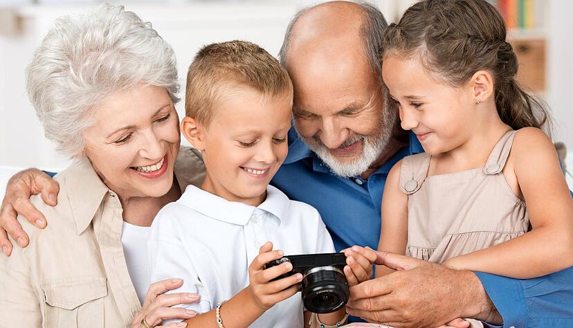 Omas und Opas haben oft ein besonders inniges Verhältnis zu ihren Enkelkindern und fühlen sich durch sie geliebt und gebraucht. Jetzt müssen Treffen aber vermieden werden. Foto: contrastwerkstatt/stock.adobe.com Omas und Opas haben oft ein besonders inniges Verhältnis zu ihren Enkelkindern und fühlen sich durch sie geliebt und gebraucht. Jetzt müssen Treffen aber vermieden werden. Foto: contrastwerkstatt/stock.adobe.com