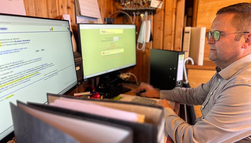 Die Landwirte verbringen immer mehr Zeit im Büro und am Computer, um mit zu vielen Programmen alles haarklein zu dokumentieren. Auch Jürgen Maurer aus Feßbach kann ein Lied davon singen. Die Landwirte verbringen immer mehr Zeit im Büro und am Computer, um mit zu vielen Programmen alles haarklein zu dokumentieren. Auch Jürgen Maurer aus Feßbach kann ein Lied davon singen.