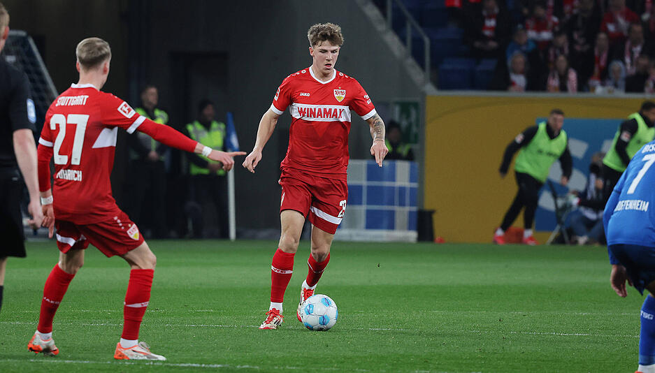 Finn Jeltsch: Nach knapp einer halben Stunde die erste brenzlige Situation souverän geklärt. Gut in der Restverteidigung. Hat auch den Kopf hingehalten, wenn nötig. Ruhiger Auftritt beim Startelf-Debüt. Note: 2