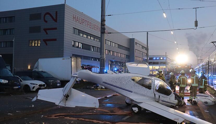 Ein Flugzeug ist im Mannheimer Stadtgebiet notgelandet. Ein Flugzeug ist im Mannheimer Stadtgebiet notgelandet.