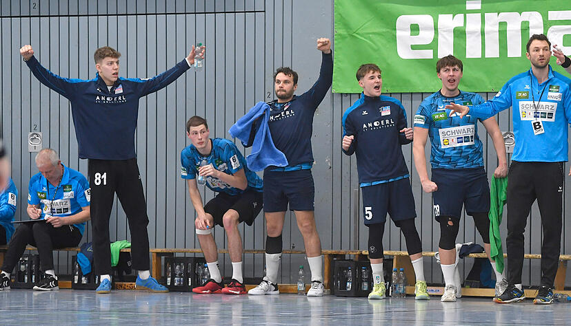 Jubel auf der Bank des TSB Horkheim. Das lief richtig gut gegen die SG Pforzheim/Eutingen.