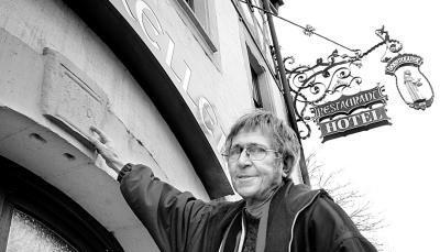 Dieses Zeitungsfoto von 1940 zeigt den Blick &uuml;ber das R&ouml;ssle in die Babstadter Stra&szlig;e. Im Hintergrund das Fachwerk der &bdquo;Rose&ldquo;, die 1966 abgerissen wurde.