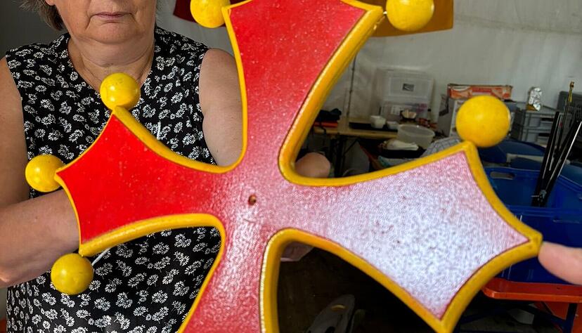 Andrea Kammerer aus Heilbronn mit dem okzitanischem Kreuz, Symbol für die Region Okzitanien, in der Béziers liegt. Während der Feria schmückt es den Heilbronner Stand.