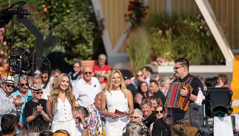 Stefanie Hertel moderiert die Sendung "Immer wieder sonntags" bei Sommerwetter.