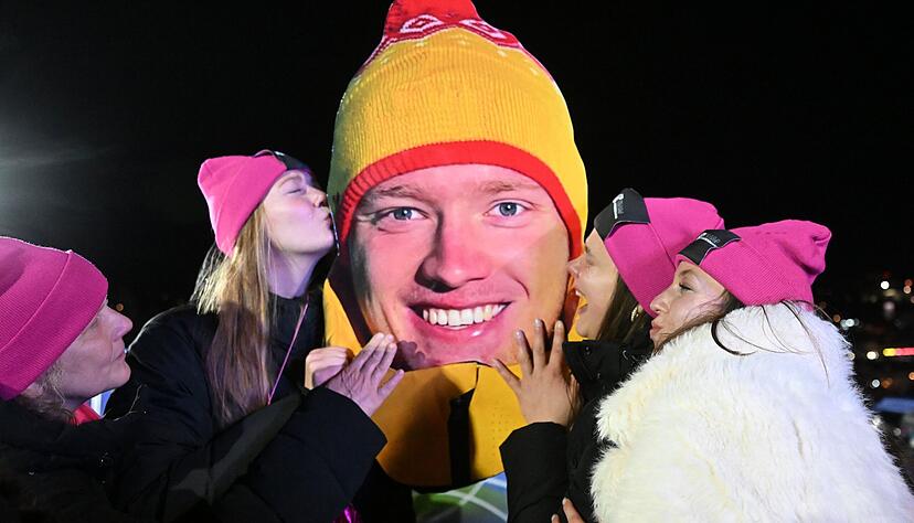 K&uuml;sschen f&uuml;r den Olympiasieger: Die Fans von Max Langenhan waren gut vorbereitet an den Eiskanal gekommen.