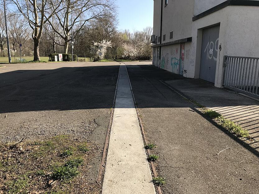 Das Gleis verläuft an der Schleusenanlage mit Kraftwerk (rechts) vorbei. Das Gleis verläuft an der Schleusenanlage mit Kraftwerk (rechts) vorbei.