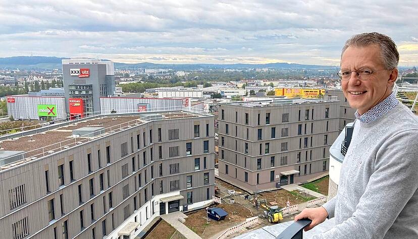 Dominik Buchta auf der Dachterrasse eines der sogenannten Punkt-Häuser im Quartier Hochgelegen in Neckargartach. Dominik Buchta auf der Dachterrasse eines der sogenannten Punkt-Häuser im Quartier Hochgelegen in Neckargartach.