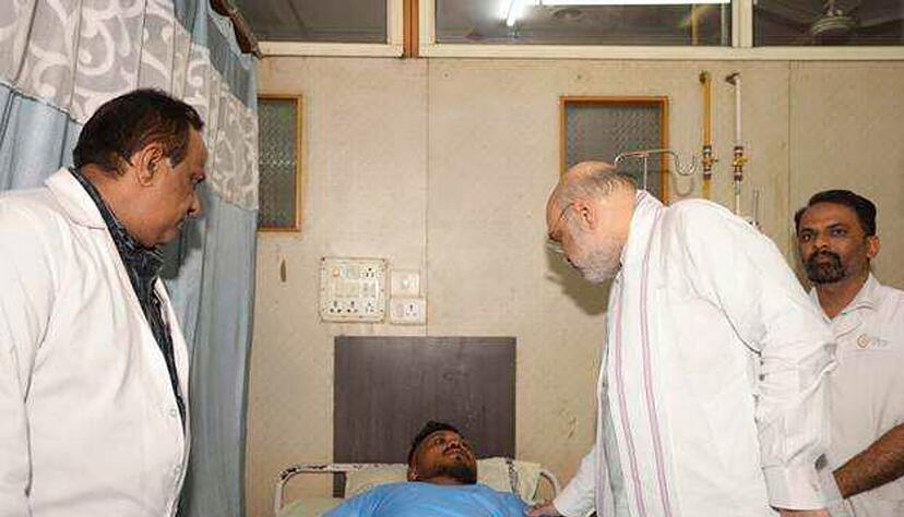 Das vom indischen Innenministerium herausgegebene Foto zeigt Innenminister Amit Shah bei einem Treffen mit dem &Uuml;berlebenden des britischen Flugzeugabsturzes, Vishwash Kumar Ramesh, in einem Krankenhaus in Ahmedabad.