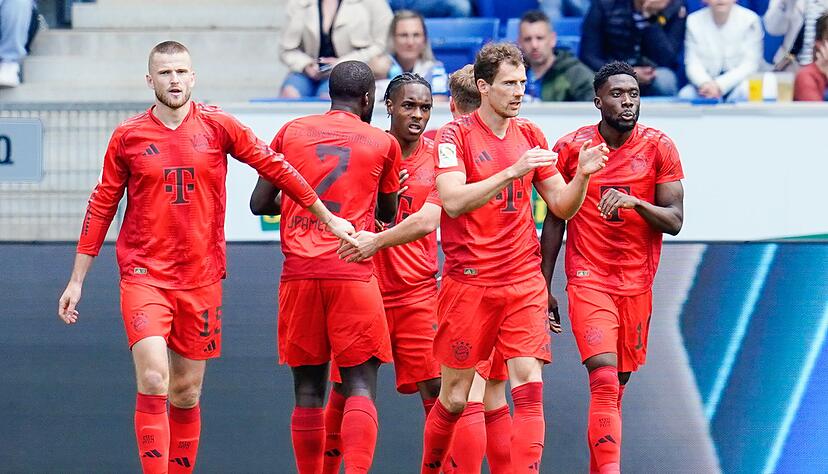 Münchens Alphonso Davies (r) jubelt mit Mannschaftskollegen über das Tor zum 0:2. Münchens Alphonso Davies (r) jubelt mit Mannschaftskollegen über das Tor zum 0:2.