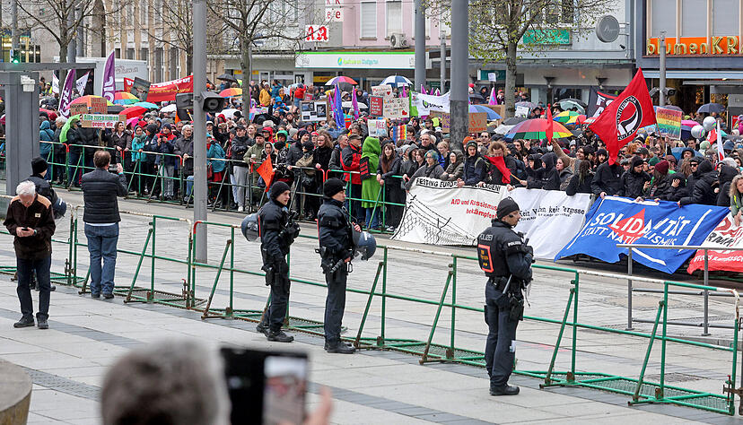 Mehrere Hundert Teilnehmer demonstrierten im März 2024 gegen eine Veranstaltung der AfD in der Heilbronner Harmonie.