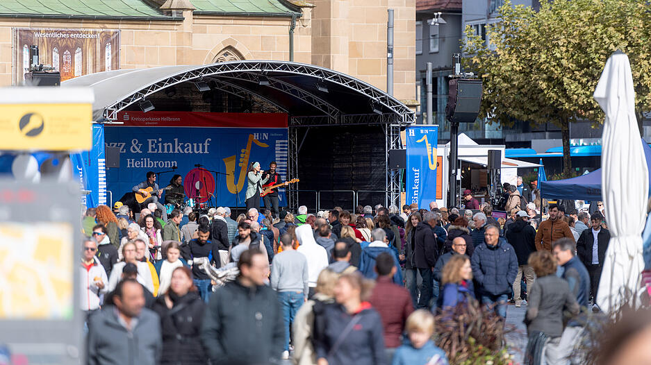 Wenngleich auch viele Menschen wegen der hochkarätigen Musik in die Stadt kämen.