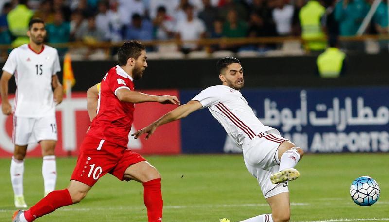 Der Iraner Ali Karimi (r) kommt vor Firas Mohamad Alkhatib (M) aus Syrien zum Schuss. Foto: Keyvan Taher