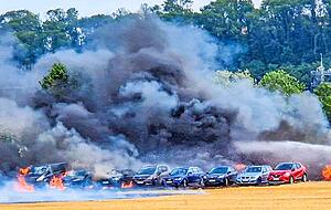 Dichter Qualm hing über dem Gelände. Die Autos von Talmarkt-Besuchern standen dort trotz Parkverbots.