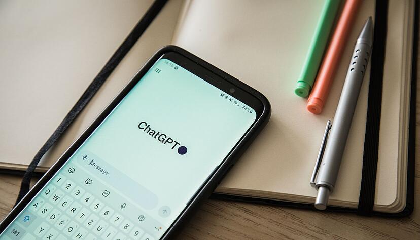 Chatbots wie ChatGPT werden im Alltag zunehmen genutzt - und k&ouml;nnen auch im Berufsleben Zeitersparnis bringen.