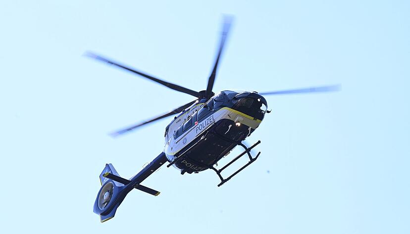 Unbekannte haben einen Geldautomaten im Landkreis Karlsruhe gesprengt - die Polizei suchte auch mit einem Hubschrauber nach den mutma&szlig;lichen T&auml;tern. (Symbolbild)