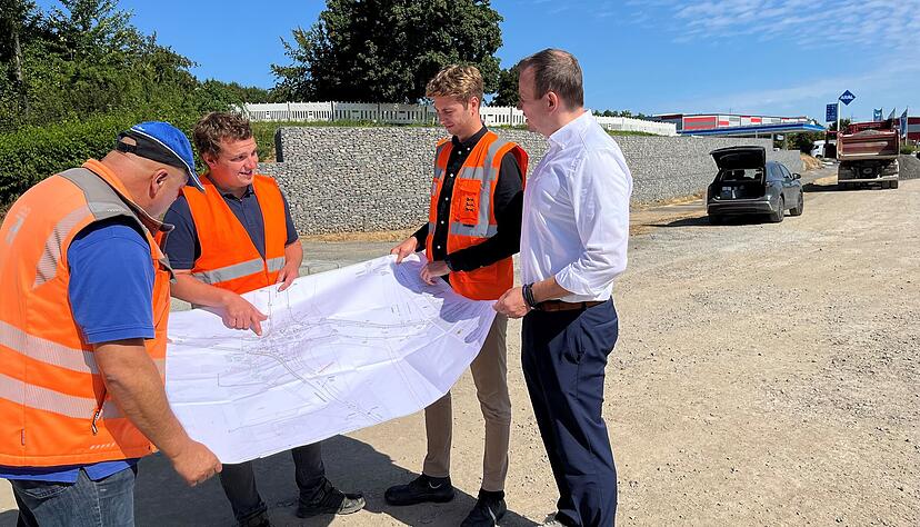 Am zweiten neuralgischen Knotenpunkt auf Höhe der Aral-Tankstelle: Tilo Erlitz, Henry Schaubel, Matthias Sturm und Bernd Bordon besprechen die nächsten Schritte.