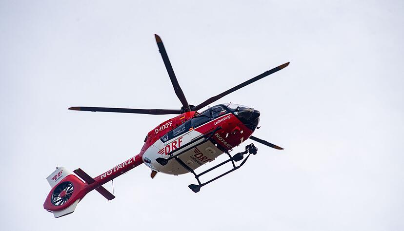 Die 88-j&auml;hrige Beifahrerin erlitt schwere Verletzungen und wird mit einem Rettungshubschrauber in ein Krankenhaus geflogen (Symbolbild)