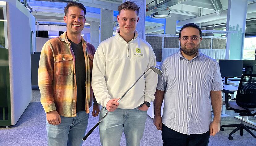 Mit K&uuml;nstlicher Intelligenz das Golfen verbessern (von links): Start-up-Gr&uuml;nder Marc Mehrer und Jonas Dunkel mit Professor Amr Alanwar vom Campus Heilbronn der Technischen Hochschule M&uuml;nchen.