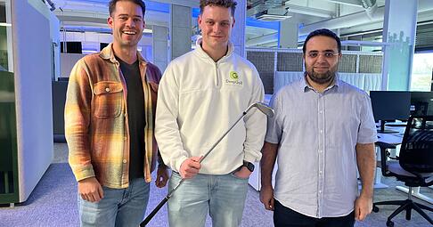 Mit K&uuml;nstlicher Intelligenz das Golfen verbessern (von links): Start-up-Gr&uuml;nder Marc Mehrer und Jonas Dunkel mit Professor Amr Alanwar vom Campus Heilbronn der Technischen Hochschule M&uuml;nchen.