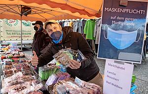 Maske vergessen? Familie Moosherr aus Bad Waldsee hat eine ganze Latte davon zu bieten. Das Gelände ist komplett umzäunt. Am Eingang greifen 3G-Kontrollen. Maske vergessen? Familie Moosherr aus Bad Waldsee hat eine ganze Latte davon zu bieten. Das Gelände ist komplett umzäunt. Am Eingang greifen 3G-Kontrollen.