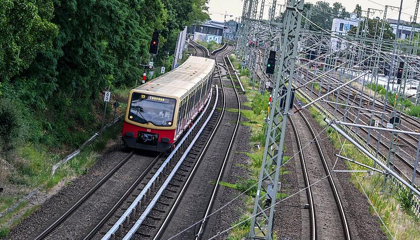 Auf fast allen Linien gebe es derzeit Verspätungen und Ausfälle, teilt die S-Bahn mit. Auf fast allen Linien gebe es derzeit Verspätungen und Ausfälle, teilt die S-Bahn mit.