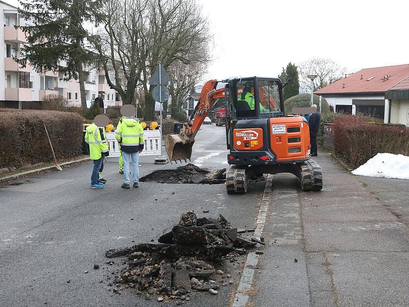 Einsatzkr&auml;fte sperrten die Stra&szlig;e wegen akuter Einsturzgefahr vollst&auml;ndig ab.