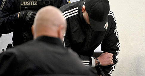 Einer der Angeklagten kommt im Landgericht in Handschellen zum Prozess wegen Mordes an zwei jungen Frauen nach einem Autorennen. Die zu der Tatzeit 32 Jahre, 34 Jahre und 25 Jahre alten Angeklagten sollen sich vor einem Jahr in Ludwigsburg zu einem illegalen «Beschleunigungsrennen» verabredet haben. Einer der Angeklagten kommt im Landgericht in Handschellen zum Prozess wegen Mordes an zwei jungen Frauen nach einem Autorennen. Die zu der Tatzeit 32 Jahre, 34 Jahre und 25 Jahre alten Angeklagten sollen sich vor einem Jahr in Ludwigsburg zu einem illegalen «Beschleunigungsrennen» verabredet haben.