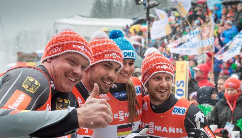 Die deutschen Rennrodler ließen der Konkurrenz keine Chance: Felix Loch (l-r), Tobias Wendl, Natalie Geisenberger und Tobias Arlt. Foto: Peter Kneffel