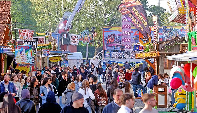 Die Heilbronner Theresienwiese steht noch bis Mittwoch, 1. Mai, ganz im Zeichen des Maifests. Die Heilbronner Theresienwiese steht noch bis Mittwoch, 1. Mai, ganz im Zeichen des Maifests.