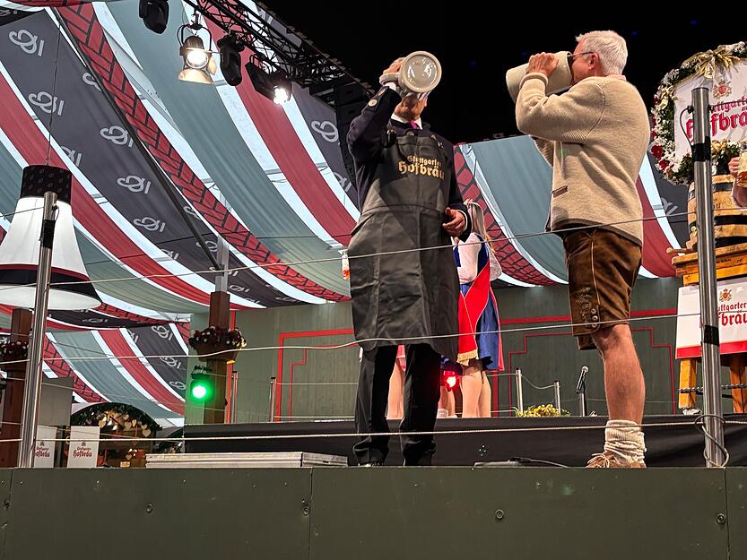 Cannstatter Volksfest in Stuttgart eröffnet – Bilder vom Fassanstich und Wasen-Gelände Cannstatter Volksfest in Stuttgart eröffnet – Bilder vom Fassanstich und Wasen-Gelände