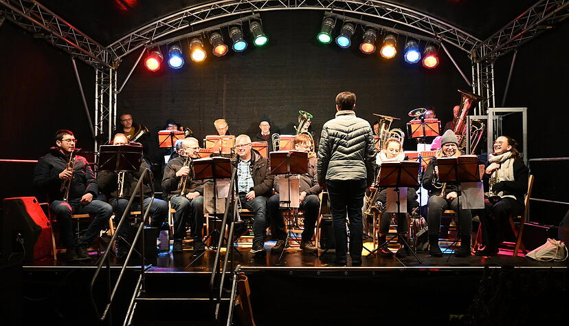 Der Posaunenchor Kocherstetten lockt am Samstag viele Menschen zum Weihnachtsmarkt in Künzelsau. Der Posaunenchor Kocherstetten lockt am Samstag viele Menschen zum Weihnachtsmarkt in Künzelsau.