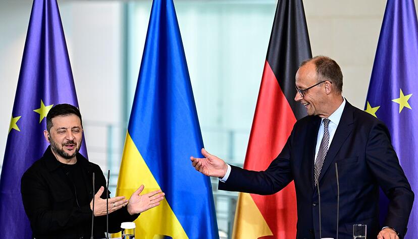 Signal an Putin und Trump: Kanzler Friedrich Merz demonstriert beim Auftritt mit dem ukrainischen Pr&auml;sidenten Wolodymyr Selenskyj freundschaftliche N&auml;he.