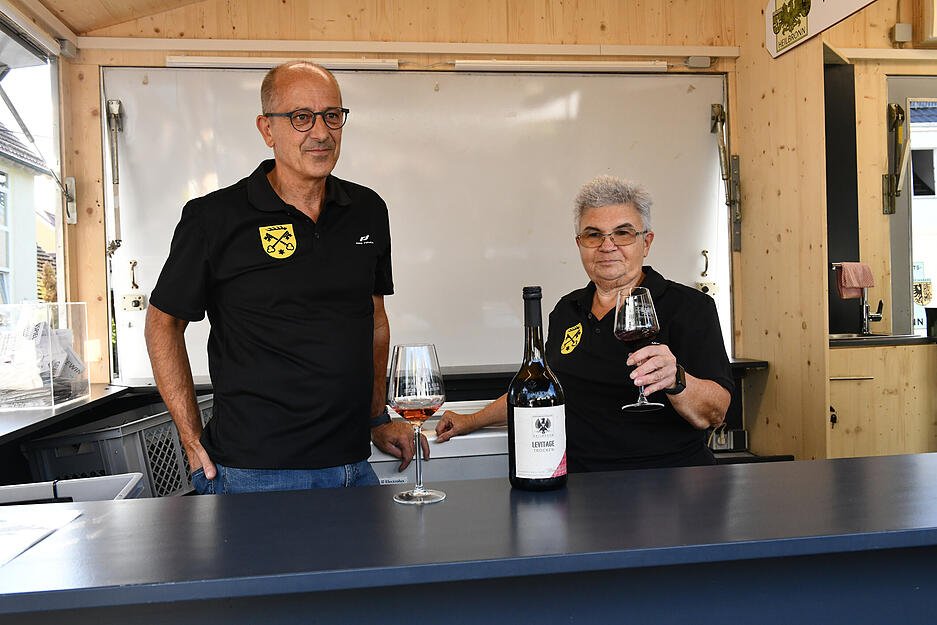 Beim Linsafamer Hocketse in Heilbronn-Neckargartach gibt es für die Besucher gute Tropfen Wein zu genießen.