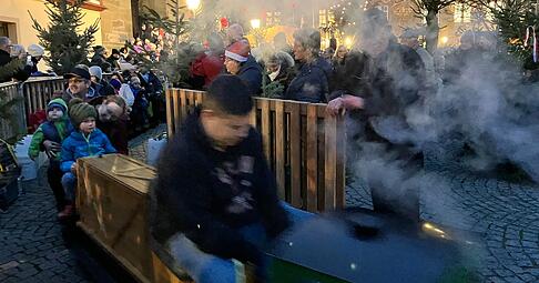 Das Bähnle auf dem Öhringer Weihnachtsmarkt anno 2025: Der Testlauf im Sommer hat sich bewährt, nachdem die Stadt es für 120000 Euro von der Firma Zöllner gekauft und mit der Firma QM Zoller einen neuen Betreiber gefunden hat.