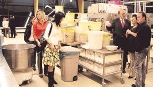 Neugierig schauen sich die Gäste in der gläsernen Backstube um. Ein Jahr nach dem Spatenstich eröffnet die Bäckerei Trunk das neue Gebäude.Foto: Nelli Nickel Neugierig schauen sich die Gäste in der gläsernen Backstube um. Ein Jahr nach dem Spatenstich eröffnet die Bäckerei Trunk das neue Gebäude.Foto: Nelli Nickel