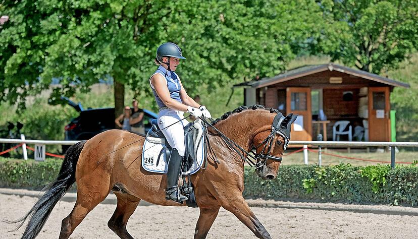 Elegant: Christiane Bader und A la Bonheur haben beim Dressurturnier des RV Bad Friedrichshall eine Schleife für Platz vier angesteckt bekommen.
Foto: Ralf Seidel