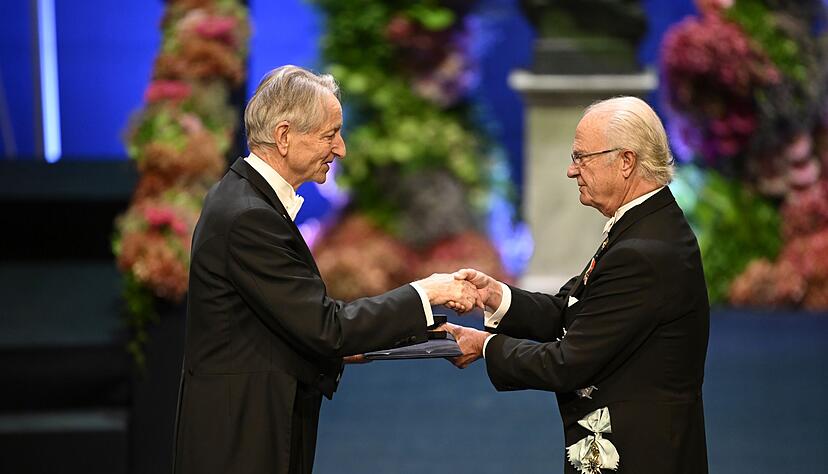Einer der Preisträger: Der KI-Grundlagenforscher Geoffrey Hinton, der hier den Nobelpreis von König Carl Gustaf überreicht bekommt.