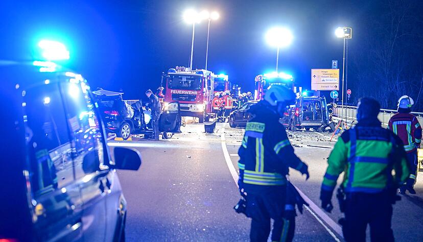 Beide Autos waren nach dem Frontalcrash schwer demoliert. Beide Autos waren nach dem Frontalcrash schwer demoliert.