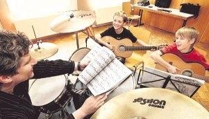 "Die deutschen Kinder sind so begabt", sagt Mamuka Gaganidze. Hier mit zwei Nachwuchsmusikern in der Musikschule Schwaigern.Foto: Guido Sawatzki