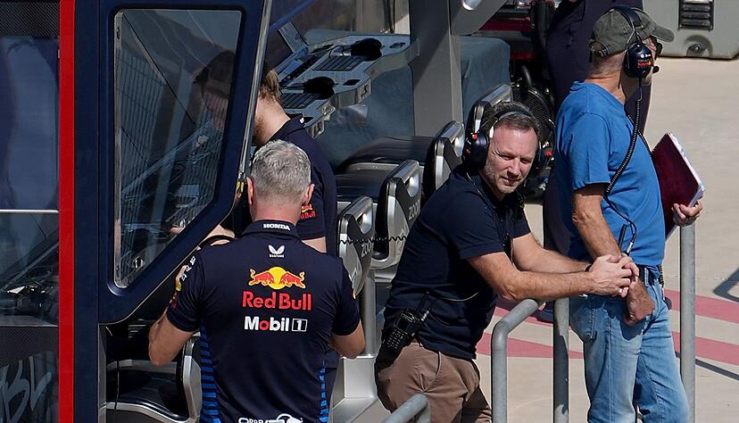 Red-Bull-Teamchef Christian Horner (M.) wird unangemessenes Verhalten vorgeworfen.