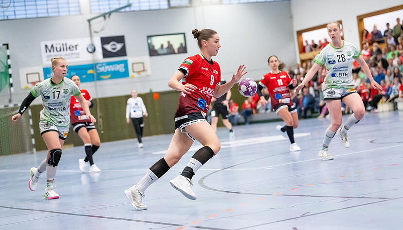 Lara Däuble (am Ball) war nicht nur von der Siebenmeterlinie erfolgreich, sondern auch aus dem Feld eine dauerhafte Gefahr – vor allem in der ersten Spielhälfte. Lara Däuble (am Ball) war nicht nur von der Siebenmeterlinie erfolgreich, sondern auch aus dem Feld eine dauerhafte Gefahr – vor allem in der ersten Spielhälfte.